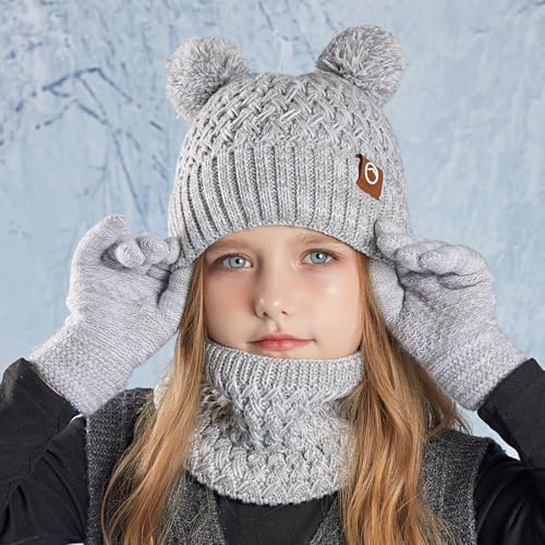 Ragazza, Cappello Grigio, Sciarpa, Guanti, Albero Di Natale Divertimento 111429751