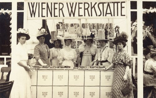 Design der Wiener Werkstätte 1903 - 1932: 1903-1932. Architektur, Möbel, Metall, Las, Keramik, Graphik, Postkarten, Buchkunst, Plakate, Mode Schmuck, Stoffe
