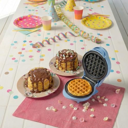 Foto von Bestron Mini-Waffeleisen für klassische Waffeln, kleiner Waffelmaker mit Antihaftbeschichtung, für Kindergeburtstage, Familienfeiern, Ostern oder Weihnachten, Retro Design, 550 Watt, Farbe: Blau