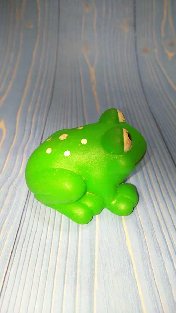 Amazon.co.jp: 押すと鳴くかえる カエル 蛙 ソフビ フィギュア : おもちゃ