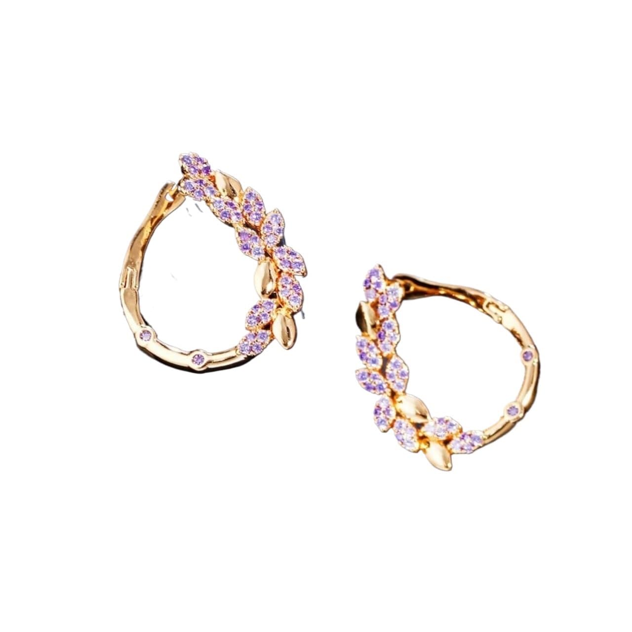 Orecchini a cerchio con micro intarsi di zirconi viola e pietre CZ in oro, eleganti gioielli da donna alla moda for tutti i giorni
