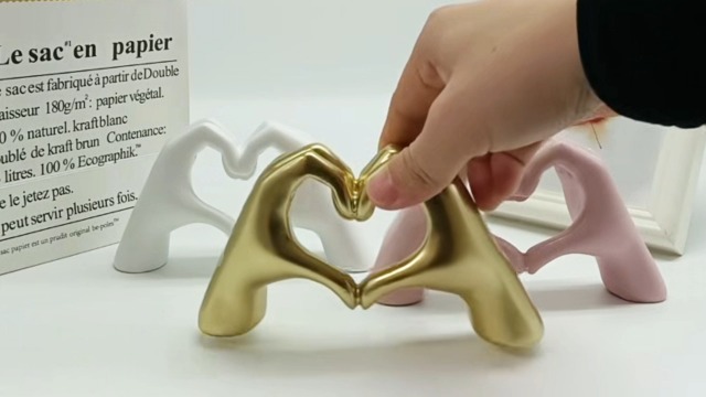 Escultura de Manos con Corazón en Resina 5.5" Rosa miniatura 7