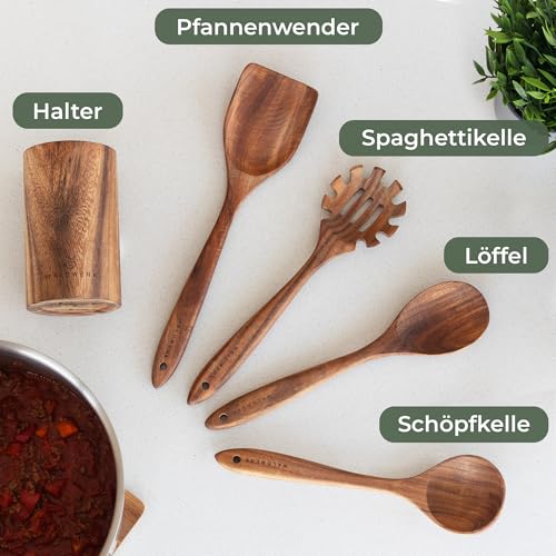 WALDWERK Küchenhelfer aus Teakholz - 4-teiliges Set bestehend aus Pfannenwender, Holzlöffel, Nudellöffel und Halter - Holzspatel - Holzspatel - Küchenhelfer Holz