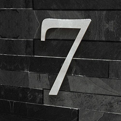 Número de casa 7 visible de 15 cm de altura para localizar fachadas