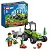 Produktbild LEGO 60390 City Kleintraktor, Spielzeug-Traktor mit Anhänger, Fahrzeug zum Bauernhof-Set mit Gärtner-Minifigur & Tierfigur, Konstruktionsspielzeug ab 5 Jahren