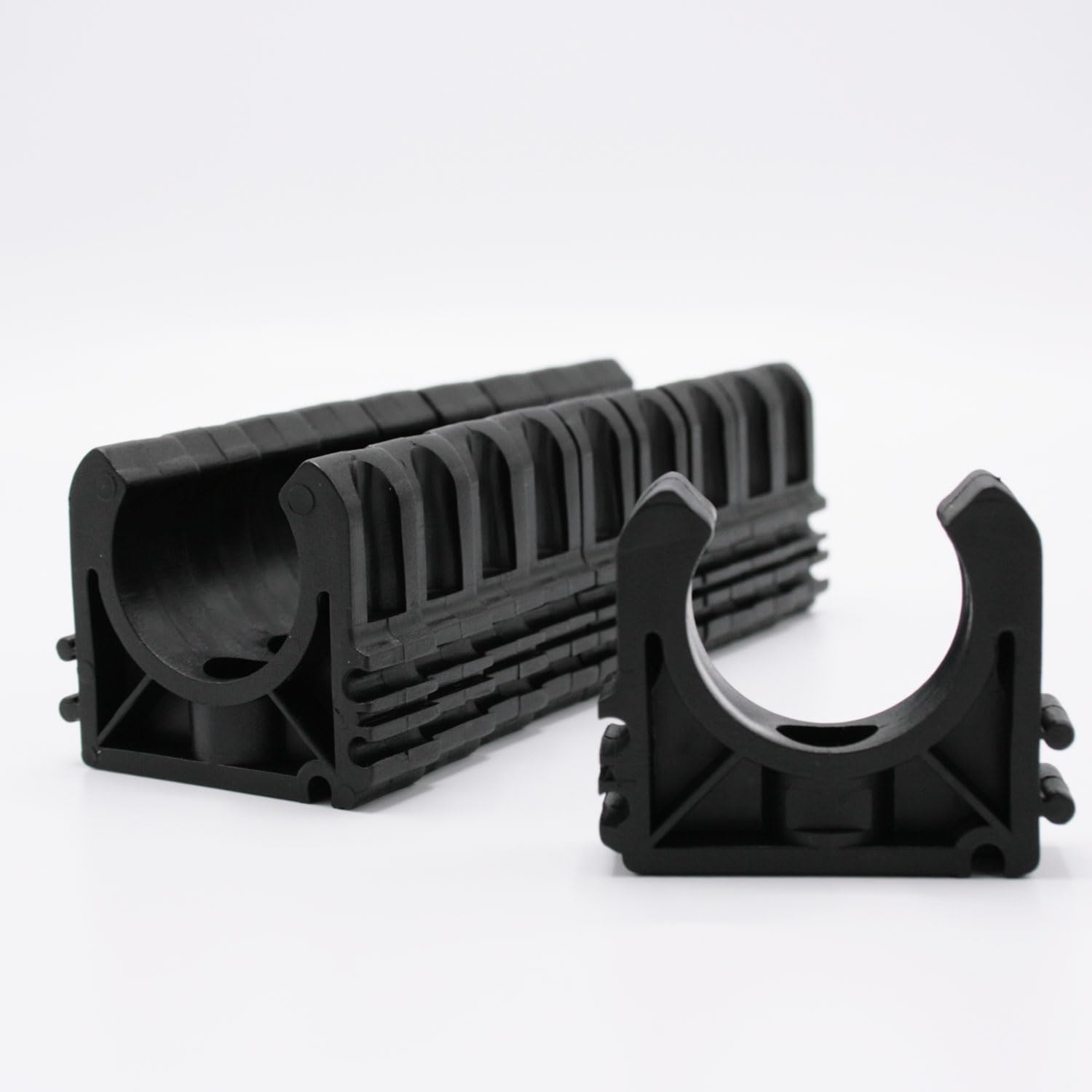 10 fascette per tubi PVC 25 mm con foro vite I clip fermatubo apribile in plastica nera I per impianti piscina linee pressione e aspirazione I bm159