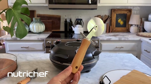 NutriChef Elektrische Pizza oven, 30 cm Pizza Maker met Temperatuurregeling & Thermometer, Kijkvenster voor Precieze Bereiding, Verhit tot 425°C, Antiaanbak Pizzasteen, Eenvoudig te Reinigen, Zwart