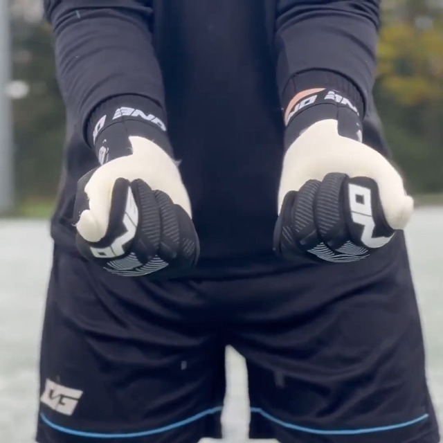 Guanti da portiere | Acquista guanti da portiere online su Unisport