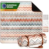 BEAUCOUP D'ESPACE : Notre couverture de pique-nique XXL 200x200 cm, imperméable, offre de la place pour 6 personnes, idéale pour les familles. Que ce soit pour un pique nique au parc ou une journée à la plage, tous s'y installe confortablement !