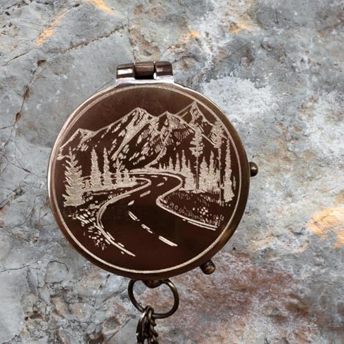 Brújula de Bolsillo de Latón Antiguo con Estuche de Cuero Grabado con Montañas y Caminos Regalo Vintage para Esposo, Padre miniatura 4