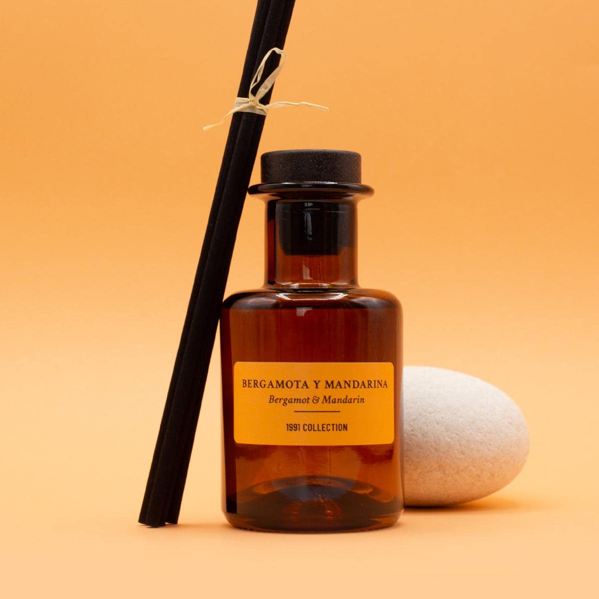 SYS Aromas Ambientador Mikado Bergamota y Mandarina 1991 - Difusor con Varillas de Ratán - Aroma Cítrico y Herbal - Larga Duración - Ideal para Hogar, Oficina, Baño - 100 ml con 5 Varillas