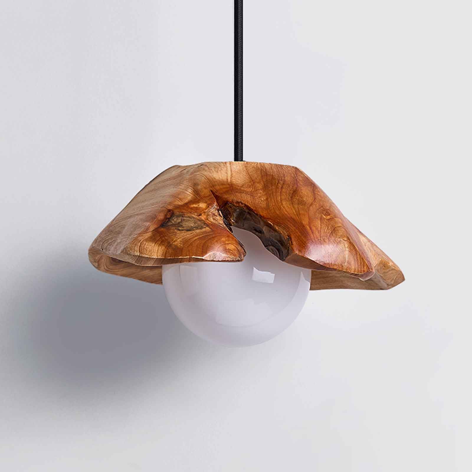 Lampe suspendue en noyer naturel et verre de lait au design organique raffiné