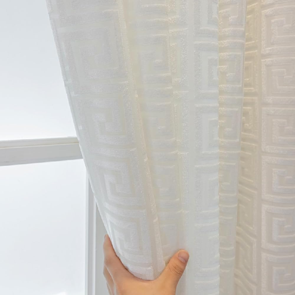 Rideaux transparents géométriques filtrants pour illuminer le salon avec élégance
