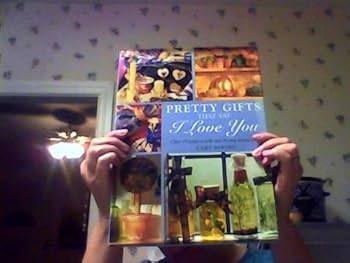 Hardcover Pretty gifts that say I love you: Over 35 projects with step-by-step instructions Book