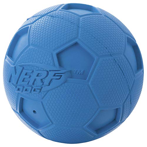 Nerf Dog Brinquedo para cães bola de futebol com barulho interativo, leve, durável e resistente à ág
