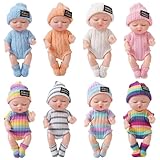 Viene fornito con abiti carini: ciascuna delle 4 mini bambole viene vestita con il proprio vestito colorato, aggiungendo fascino e personalità..Gli indumenti morbidi e rimovibili consentono ai bambini di vestire e svestire facilmente le loro bambole, promuovendo l'apprendimento pratico e il gioco educativo.