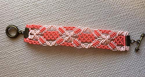 Pulsera macrame hecha a mano color coral en dos tonos. Mide aproximadamente 16 cm. de largo