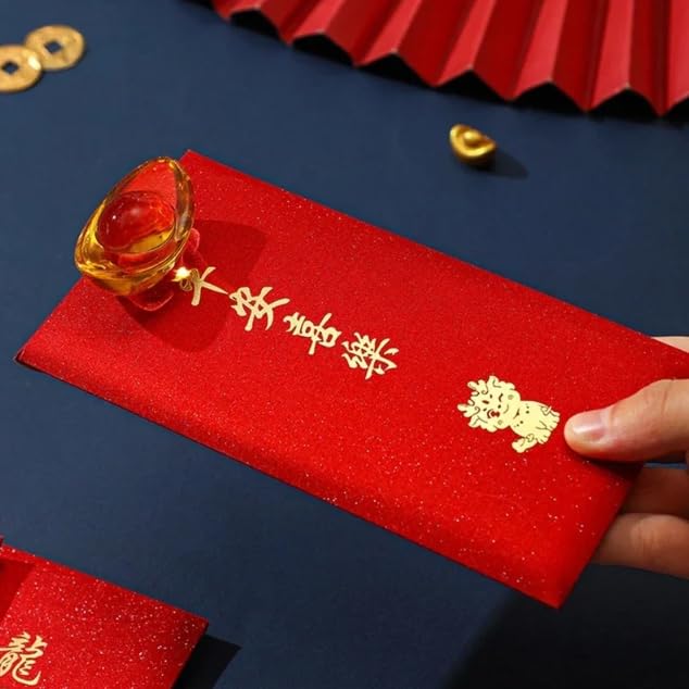 Aziatische Vrouw Met Rode Enveloppen Voor Het Chinese Nieuwe Jaar De Tekst Blij 163138437 Aziatische Vrouw Met Rode Enveloppen Voor Het Chinese Nieuwe Jaar De Tekst Blij 163138437