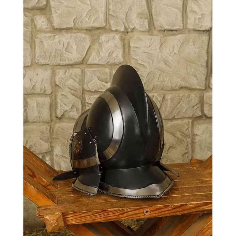 Disfraz medieval de caballería renacentista con casco de acero ennegrecido Kaspar