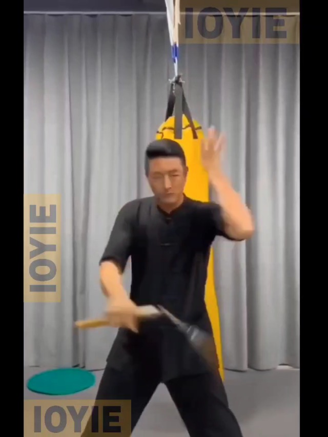 IOYIE Wooden Nunchaku Martial Arts Karate Nunchaku (Bruce Lee 818