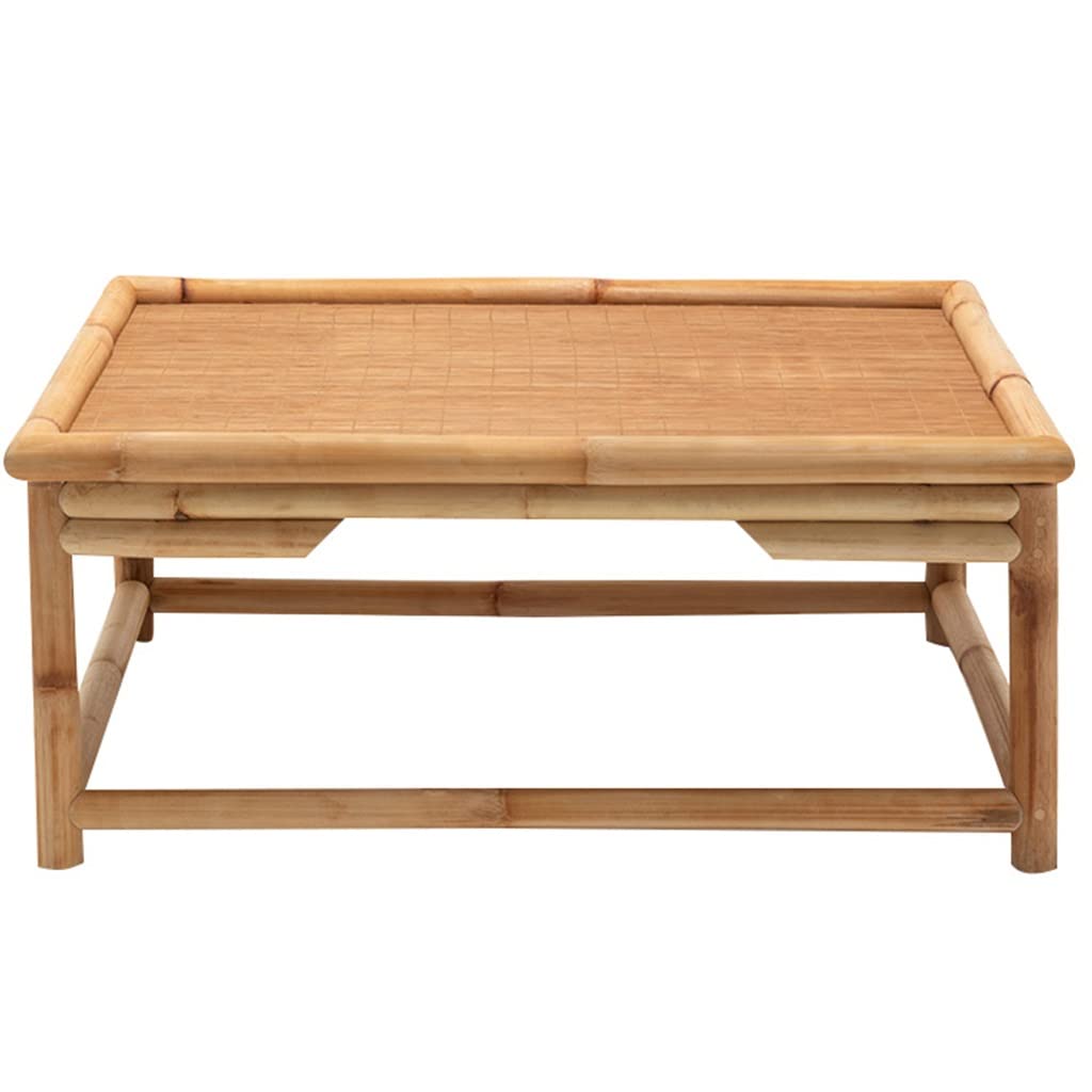 Table basse carrée pour réception d'invités sur terrasse étroite