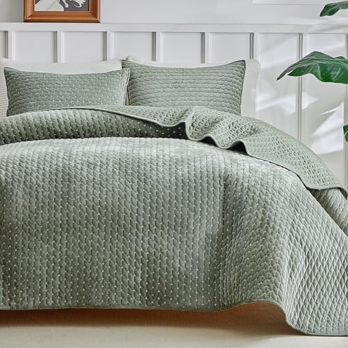 WARMDERN Luxury Velvet Quilt Set Queen Size, Cross Stitch Quilts Striped Bedding Set, Soft Lightweight Bedspread and Coverlet with 2 Pillow Shams for All Season,Green, 90