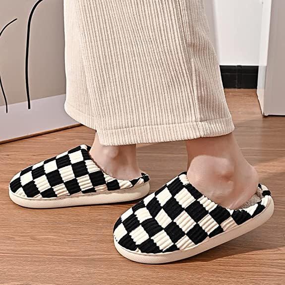 Image of Yueerlu House Slippers for Women Men, Fuzzy Checkered Mens Womens Slippers Warm Memory Foam House Shoes Indoor Outdoor with Faux Fur Lining