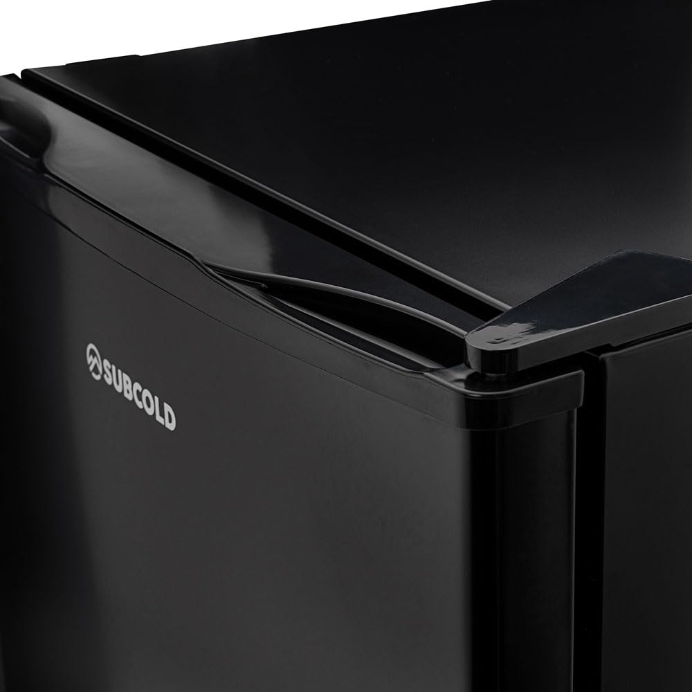 Subcold Cave50 Getränkekühlschrank 45L für 50 Dosen | Bierkühlschrank mit Schwarz, Dosenfach und LED-Beleuchtung | Mini Kühlschrank für Büro, Schlafzimmer & Minibar
