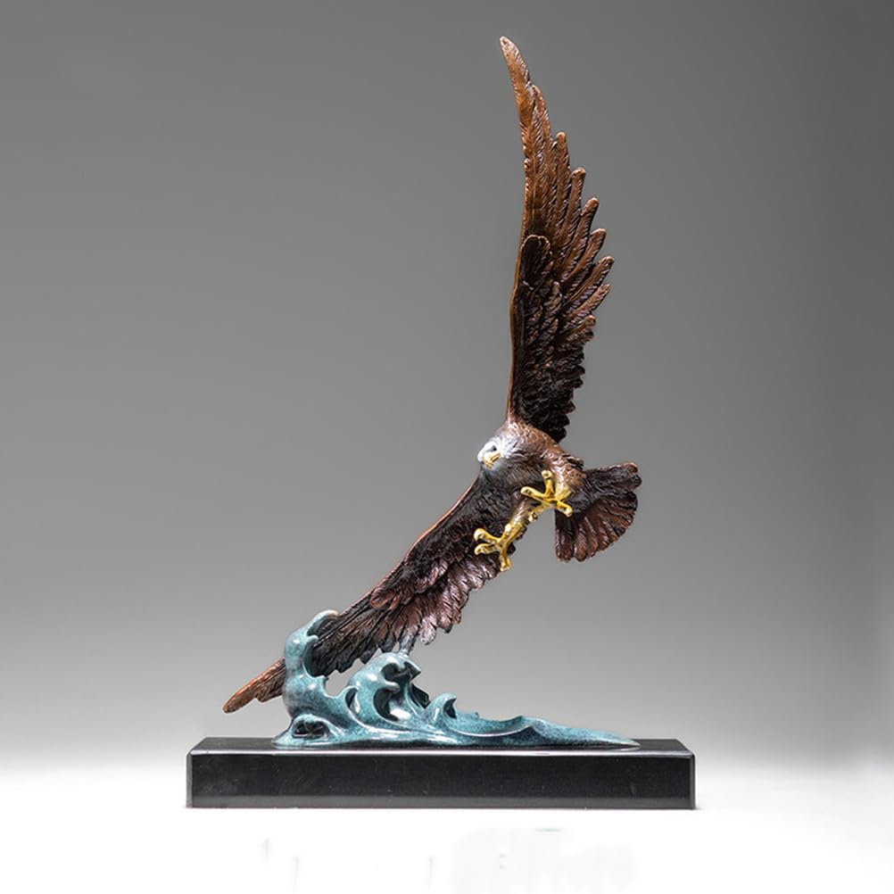 Mosiężna figurka jastrzębia rozpostartymi skrzydłami, statua orła Fengshui