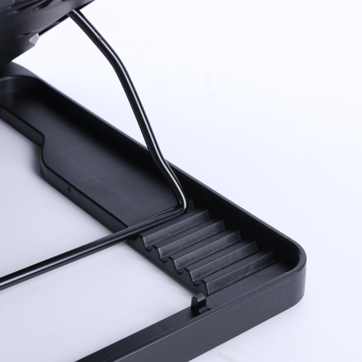 Refroidisseur PC Portable 5 Ventilateurs, Support en Métal Multi-Angle Réglable, Éclairage LED et Design Antidérapant Vacances