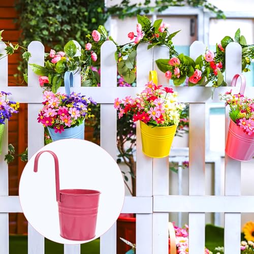 Pots de fleurs suspendus en fer pour optimiser un petit balcon