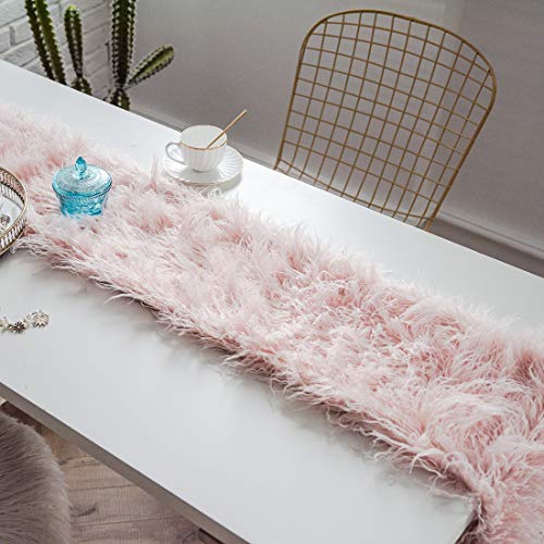 Chemin de table fausse fourrure rose pour sublimer une table sans éclat