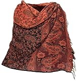 Avec cette grande et chaude écharpe, vous êtes bien équipé pour les journées froides