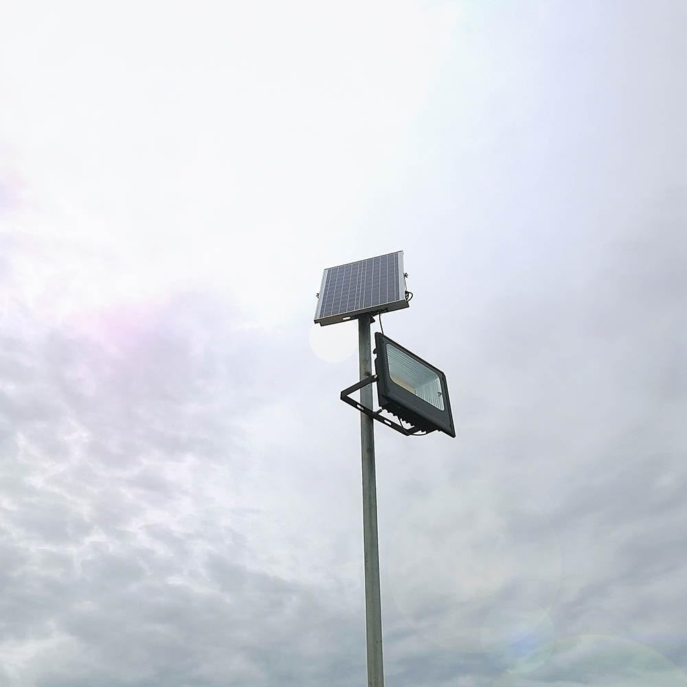 Faro LED 100W con Pannello Solare e Telecomando 4000K