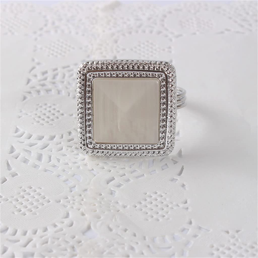 Lot de 10 ronds de serviette argentés pour banquet de mariage à l'hôtel.