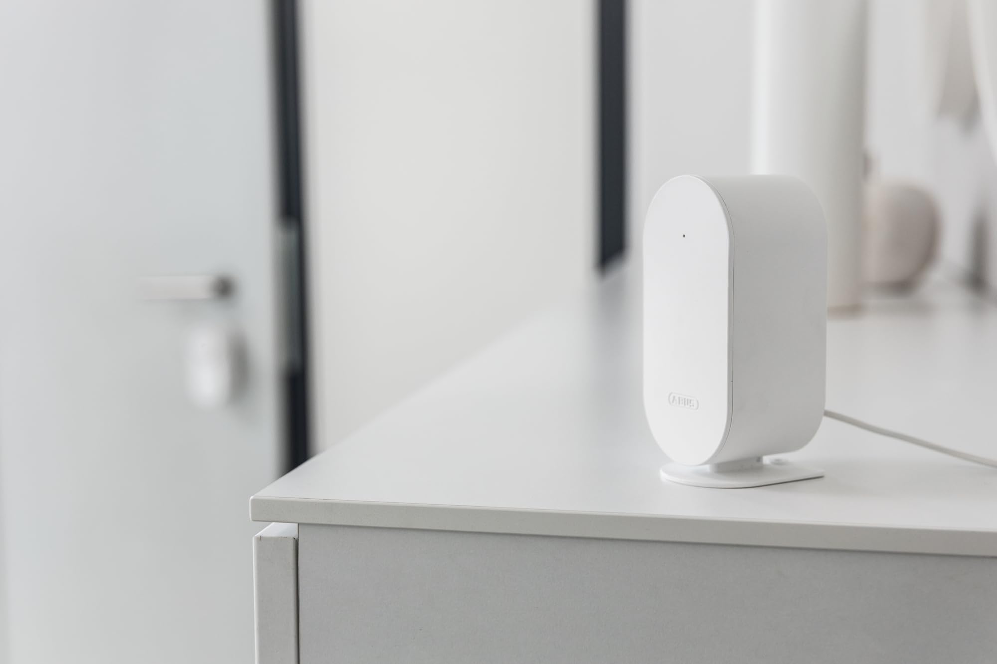 ABUS smarter Fensterantrieb WINTECTO One + WLAN-Brücke BRIDGE One im Set - Terrassentür, Balkontür und Fenster von außen und aus der Ferne öffnen - mit Alarmfunktion und Push-Nachrichten - weiß