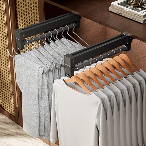 Optimiser le rangement de cintres de pantalons dans un dressing de chambre
