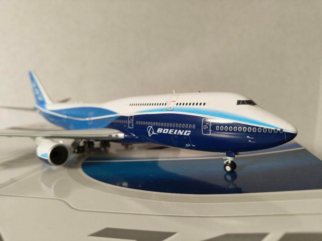1/200 B747-8 ボーイングハウスカラー ROLLOUT 主翼飛行姿勢 ＊レジ番