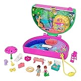 Polly Pocket HCG19 - Wassermelonen Pool Party Spielset, Schatulle mit Micro Lila-Puppe, Meerjungfrauen und 12 Zubehör-Teilen, Spielzeug für Kinder ab 4 Jahren