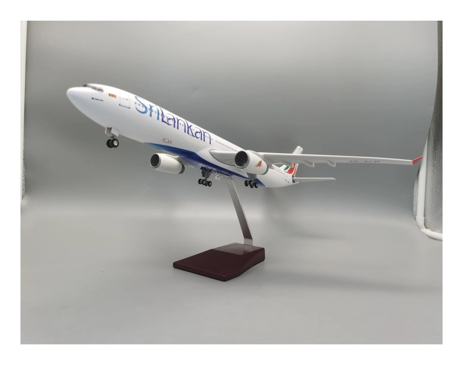 Modellini in scala Aerei 1:135 Scala Per Srilankan Airbus A330 Modello Di Aeroplano In Resina Pressofusa Collezione Aeromobili Display