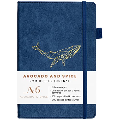 Avocado & Spice Bullet Journal Dotted A6 - Notizbuch gepunktet als Tagesplaner usw. - Notizbuch A6 Dotted mit Geschenkbox, Lesezeichen, Elastischem Band & Stifthalter, 200 Seiten (Blau, Dotted) Cover