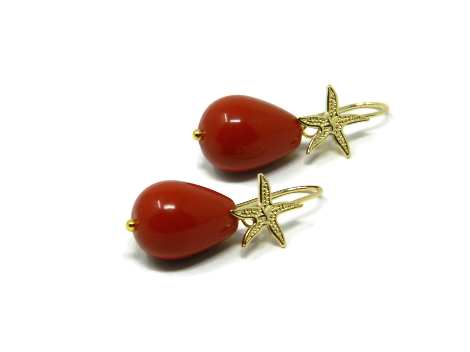 Orecchini pendenti donna con stella marina dorata e goccia corta in pasta di corallo rosso Sardegna 13x18 mm – Argento 925 placcato oro – Handmade Made in Italy – Nickel-Free - DodiGioielli