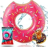 Aufblasbarer Donut pink Ø 120 cm Schwimmring Floating Hoop - Pool & Wasser mit Getränkehalter ist sowohl für Kinder als auch für Erwachsene geeignet. Er ist perfekt für alle, die gerne alleine oder mit Freunden Zeit im Schwimmbad verbringen. Dieser aufblasbare Donut hat einen Durchmesser von 120 cm und bietet somit genügend Platz zum bequemen Faulenzen.