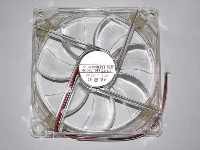 Ventilateur 120mm DFS122512L pour refroidir une tour PC de bureau