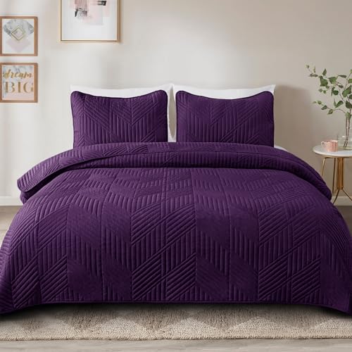 Exclusivo Mezcla California King Quilt Bedding Set, Lightweight Deep Purple Oversized King Bedspreads Soft Modern Geometric Coverlet Set for All Seasons (1 Quilt and 2 Pillow Shams)