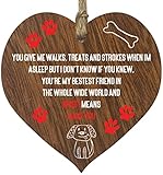 Chaque cœur est vraiment unique : contrairement à d'autres marques, nos belles plaques sont fabriquées en bois brut et non en MDF laminé. Cela signifie que chaque cœur aura son propre motif et son indentation à partir du grain du bois utilisé. Chaque cœur est fini à la main avec une laque qui accentue vraiment la couleur profonde du bois et rend l'encre du motif/texte plus claire et plus lumineuse.