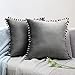 ORANIFUL Kissenbezüge 2er Set Samt Kissen mit Pompoms Couchkissen Einfarbig Kopfkissen Deko Kissenbezug Dekokissen Kissenhülle für Sofa Wohnzimmer Schlafzimmer Büro 50x50 cm Grau