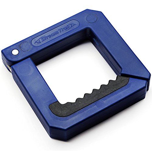 このクリフハンガーは、普段はバッグの持ち手などに通して置けるシンプルデザインながら、耐荷重はおよそ10kgという優れもの。厚み6cmほどのテーブルまで使用可能です。