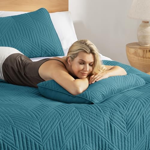 Exclusivo Mezcla Ultrasonic Full Queen Quilt Bedding Set, Lightweight Teal Bedspreads Soft Modern Geometric Coverlet Set for All Seasons (1 Quilt and 2 Pillow Shams)