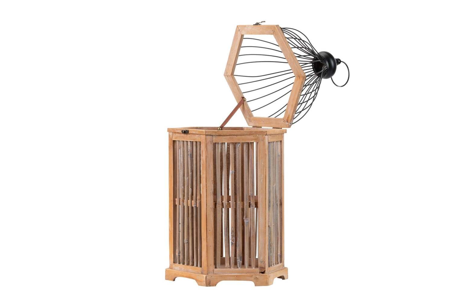 Grandes lanternes de style antique pour décorer un grand salon vide au sol